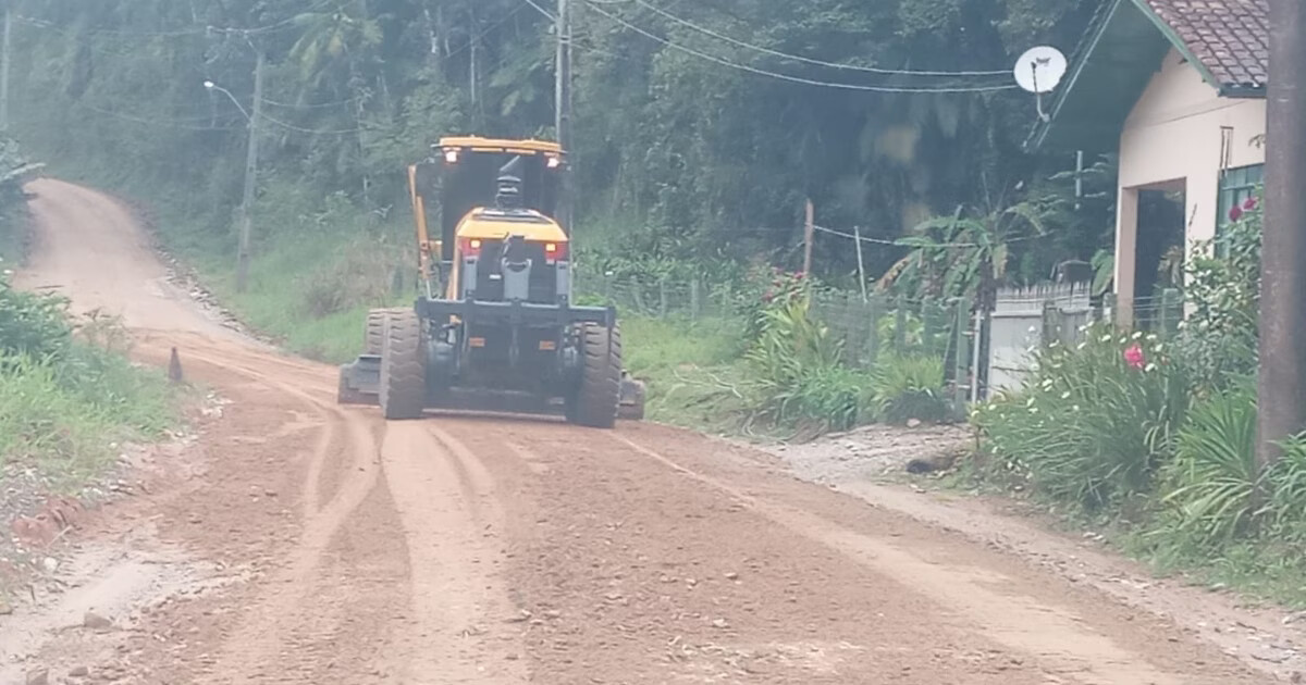 Secretaria de Obras realiza manutenção em ruas pavimentadas e não pavimentadas em Brusque