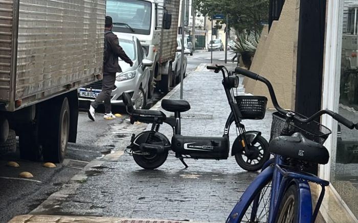 Motinho bloqueia calçada no centro de Itajaí