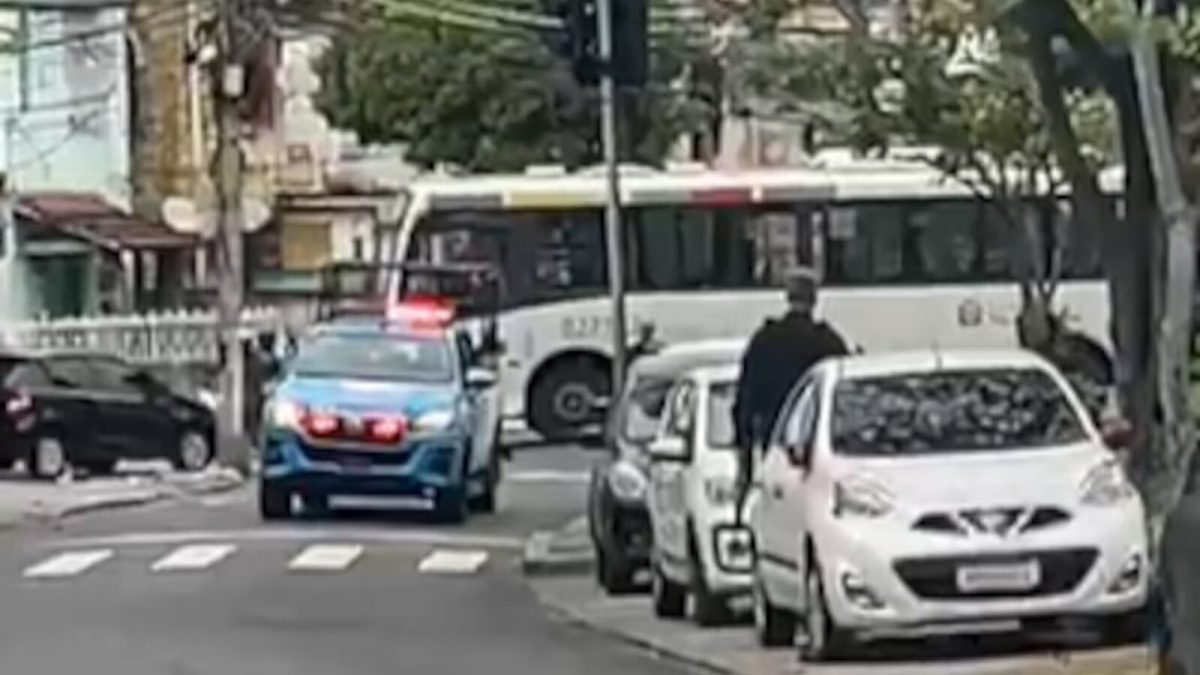 Mulher é baleada dentro de ônibus durante tiroteio na Zona Norte do Rio de Janeiro