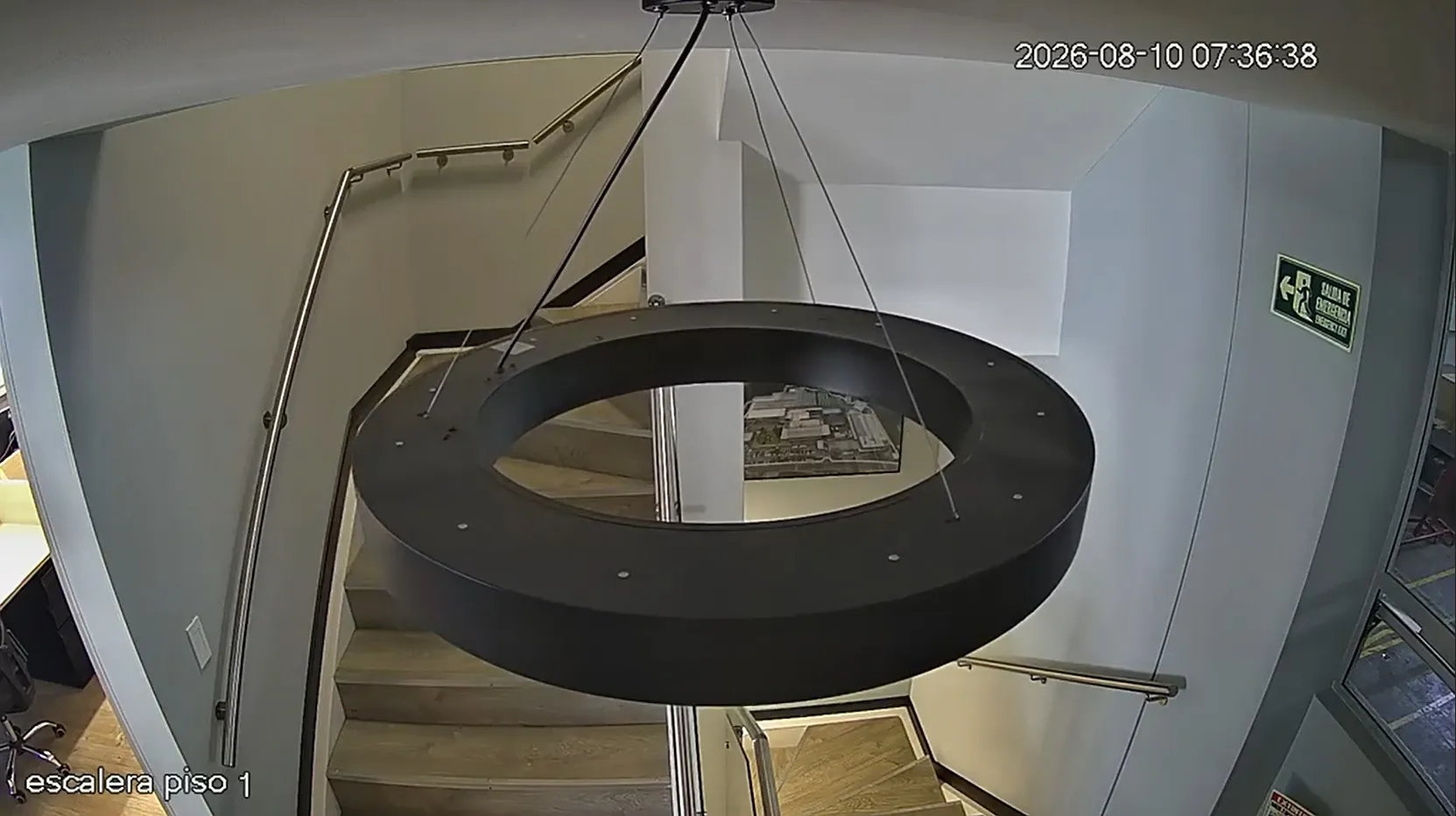 VÍDEO mostra lustre balançando em Bogotá durante terremoto; brasileiros relatam evacuação de prédios