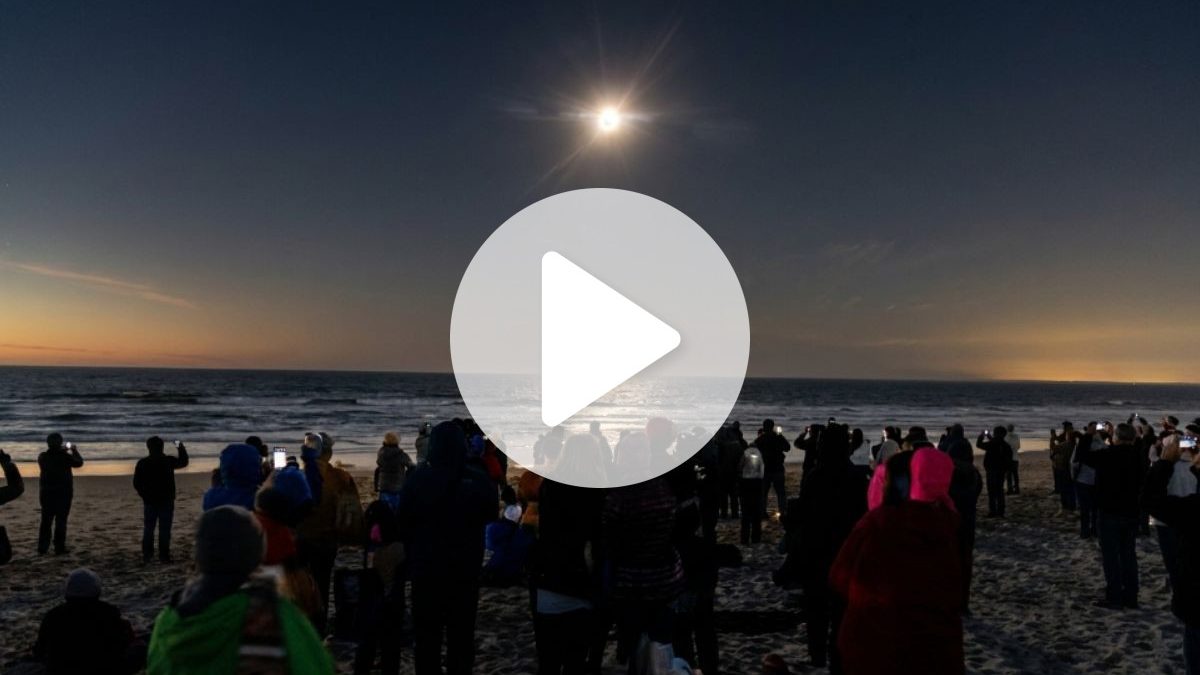 Veja imagens do eclipse solar que fez o 'dia virar noite' e levou 1,5 milhão de pessoas às ruas da Espanha