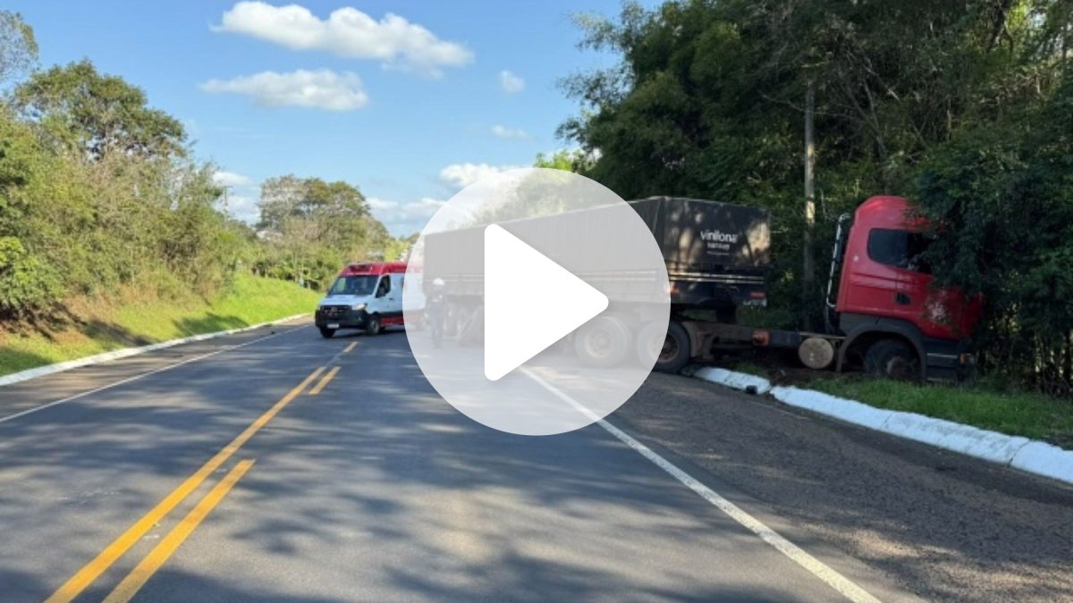 VÍDEO: Homem morre após carro ficar destruído em colisão de carreta na BR-163 em SC