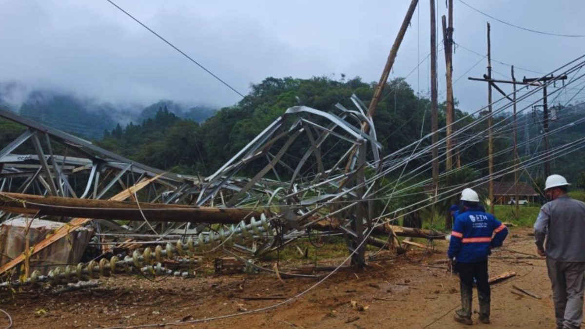 Torre de energia desaba, assusta moradores e deixa casas sem luz em SC