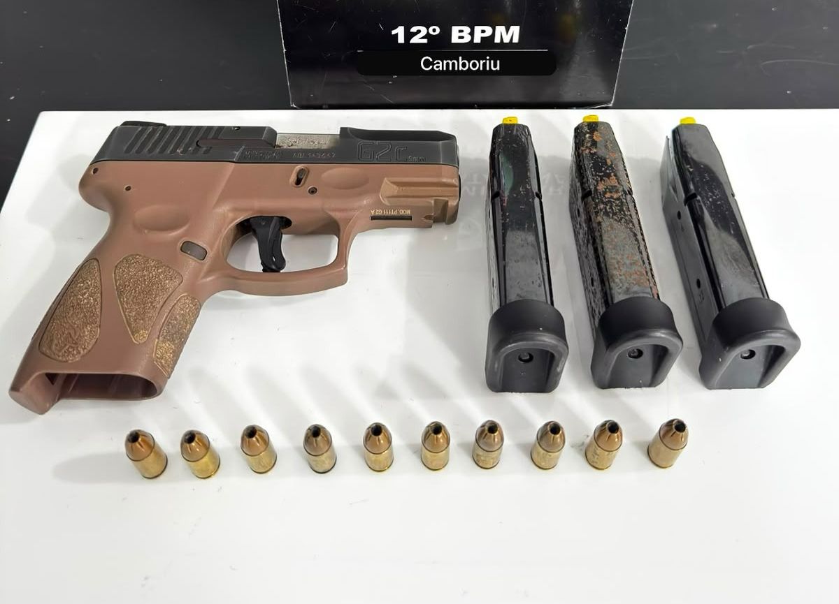 Homem foi preso após agredir e ameaçar irmão e polícia encontrar pistola 9mm em Camboriú