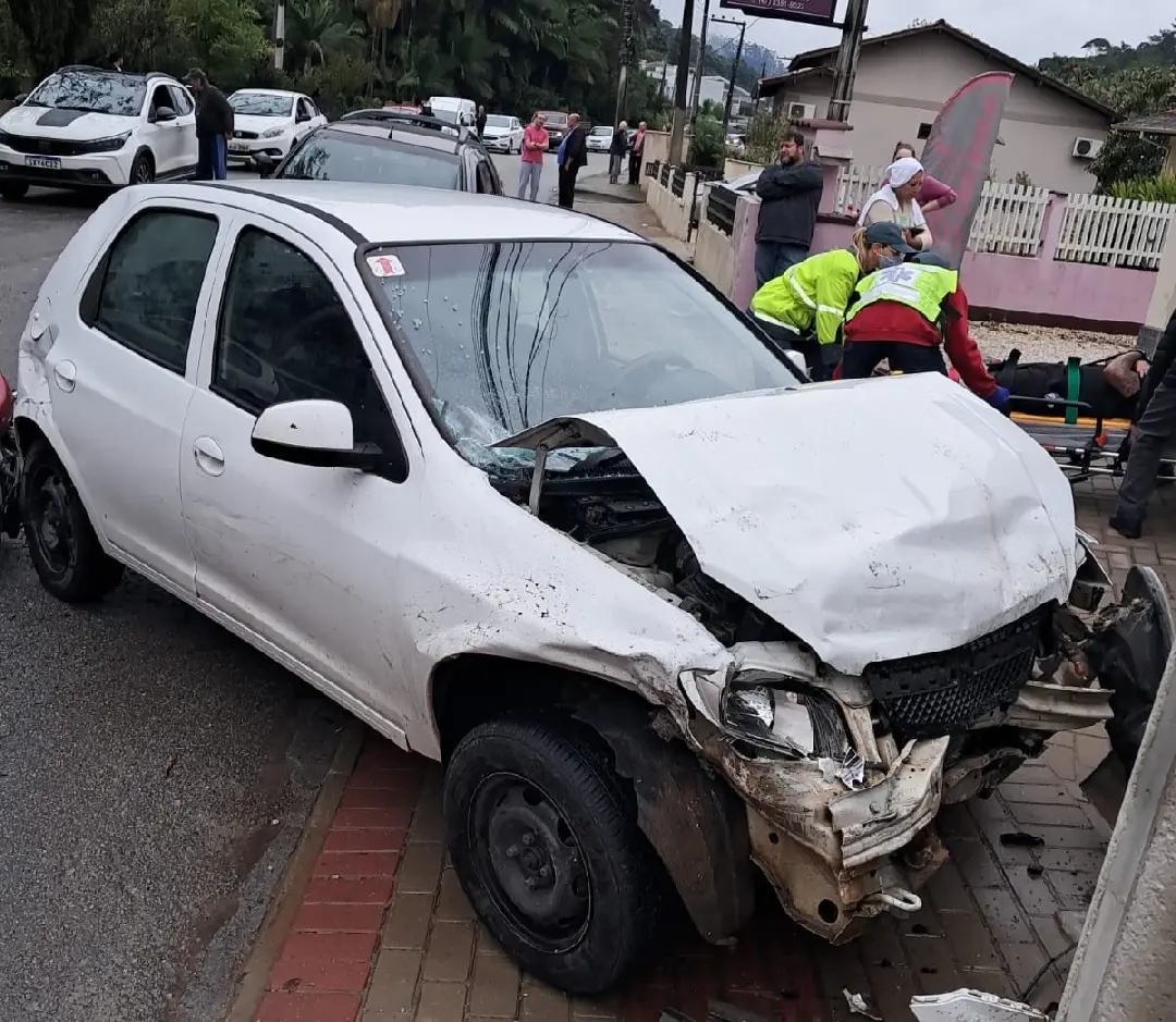 Batida entre carros e moto deixa homem ferido no bairro Thomaz Coelho