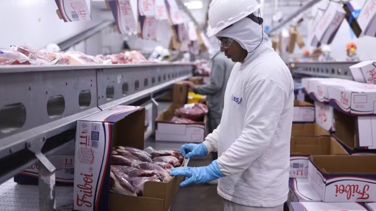 JBS tem mais de 80 vagas de emprego abertas sem necessidade de experiência prévia em SC