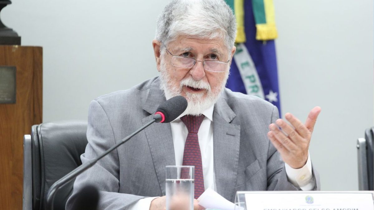 Celso Amorim diz que sente vergonha da ‘servilidade’ do Brasil a outros países após provocação de deputado do PL