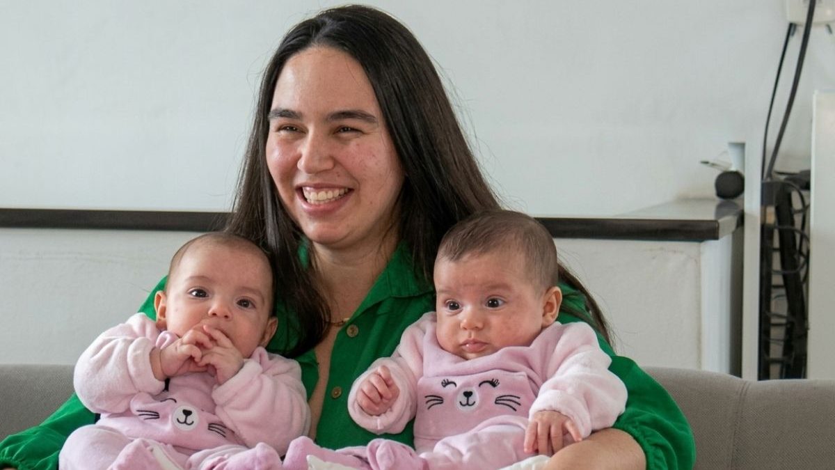 Mãe de gêmeas doa mais de três litros de leite por semana para recém-nascidos enquanto amamenta filhas e vira exemplo: ‘Eu poderia estar no lugar delas’