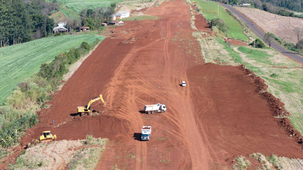 Da poeira do trator à UTI aérea: a transformação de terreno histórico da BR-282 com obras no ar e na terra