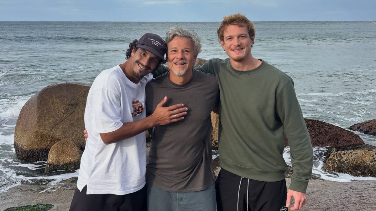 ‘Ator global’ curte o Dia dos Pais ao lado dos filhos na Praia do Rosa em SC e movimenta as redes sociais
