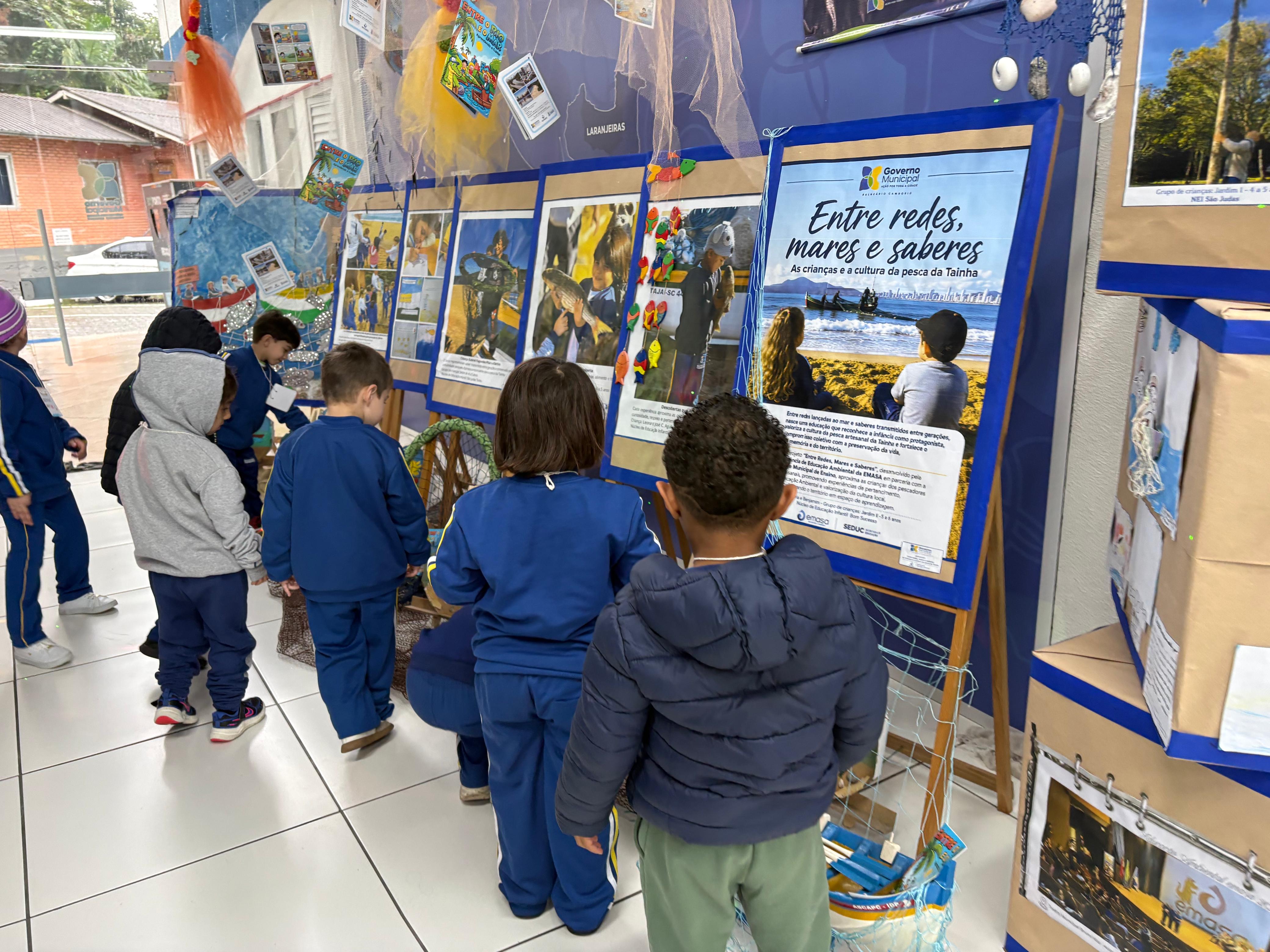 Crianças visitam exposição “Entre redes, mares e saberes” no Paço Municipal