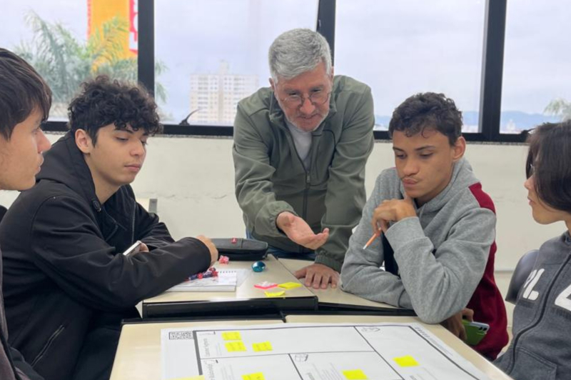 Sala do Empreendedor leva a jovens oficina gratuita de modelagem de negócios