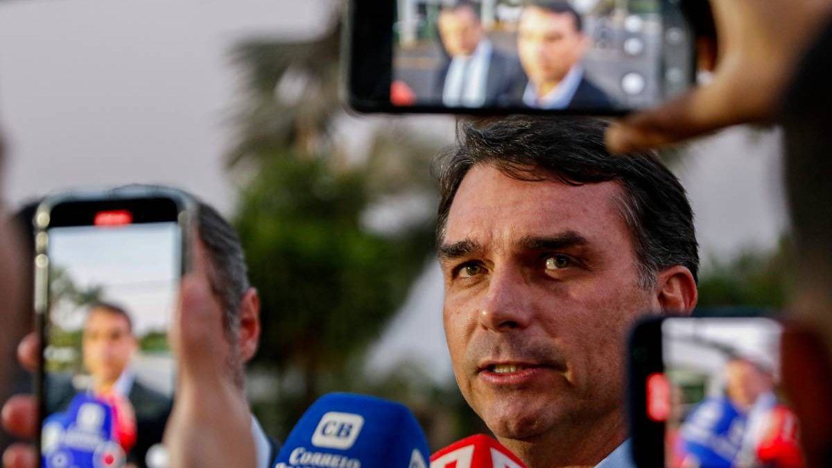 Ataque hacker no TSE? Flávio Bolsonaro tenta registrar candidatura e acorda ‘filiado’ a partido rival