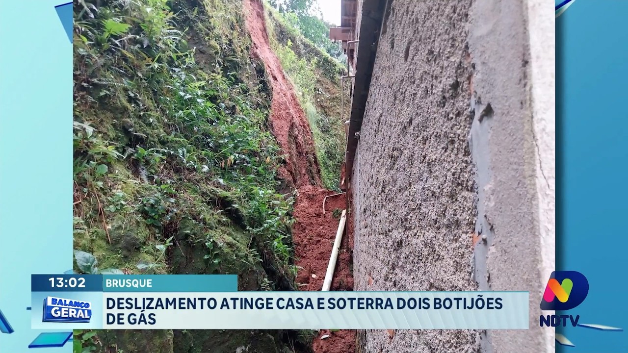 Deslizamento atinge casa e soterra dois botijões de gás em Brusque