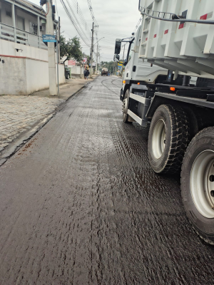 Secretaria de Obras trabalha em frentes de drenagem, pavimentação e manutenção viária em diferentes regiões de Brusque