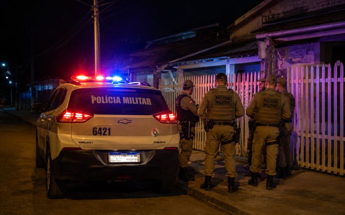 Homem que mantinha mulher e filho presos em casa é morto pela PM