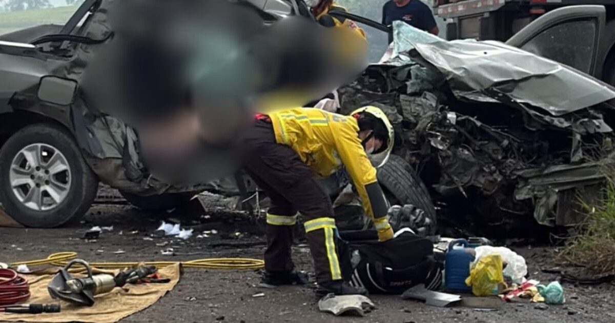 Acidente entre carro e caminhão deixa duas mulheres mortas e interdita BR-470