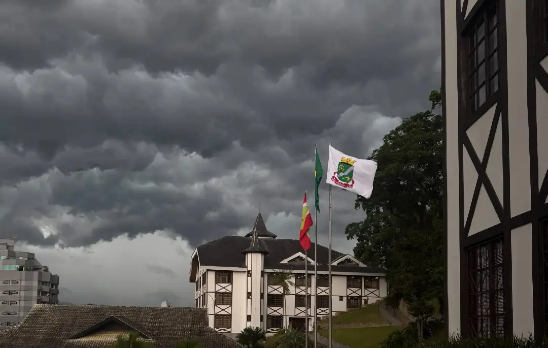 Defesa Civil alerta para chuva forte e granizo em Brusque