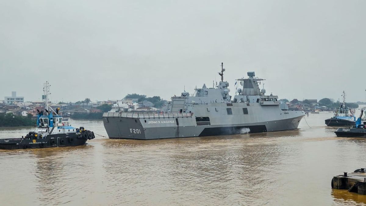 Fragata de guerra que ‘ataca pelo ar, mar e fundo do oceano’ deixa SC para etapa decisiva antes de entrar em operação na Marinha