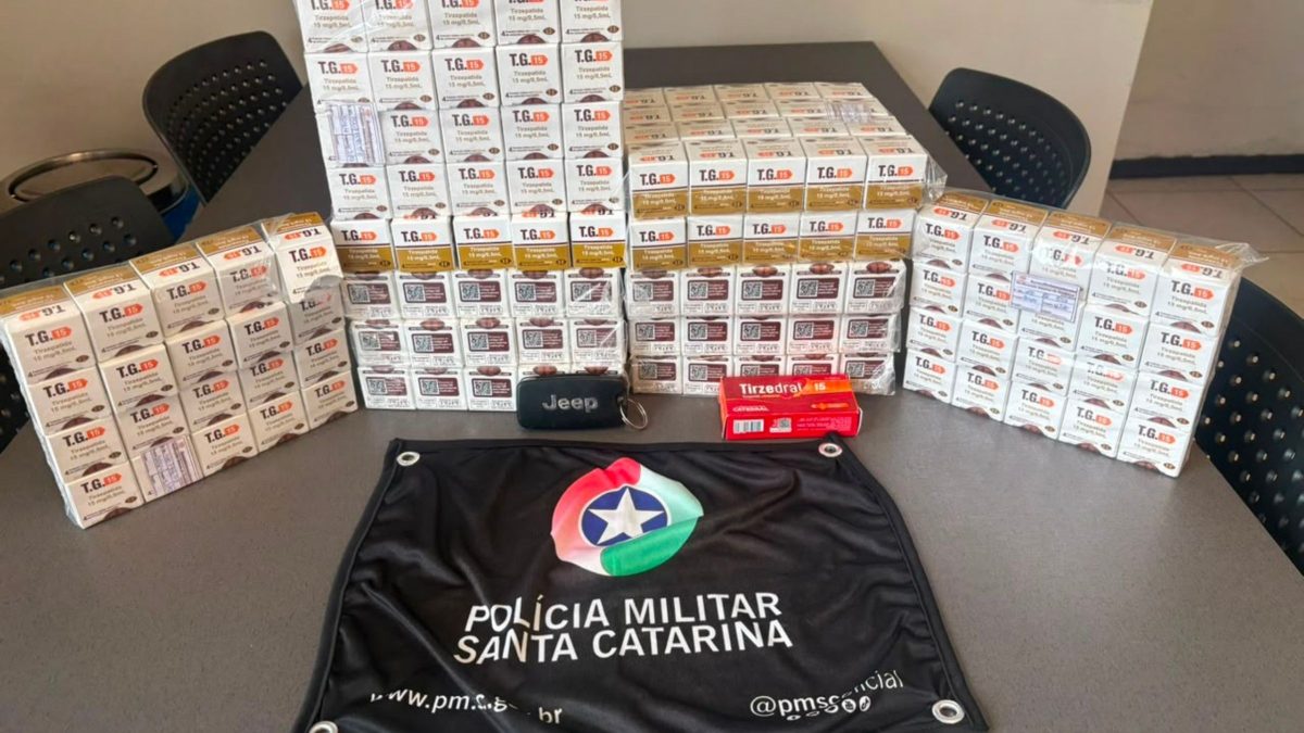 Farol apagado na chuva entrega contrabando de Mounjaro com quase 1 mil ampolas e dois homens são presos em SC