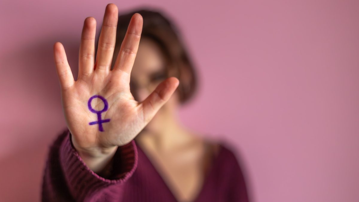 Stalking contra mulheres: Brasil registra 218 mil casos e novo projeto prevê troca de nome para vítimas