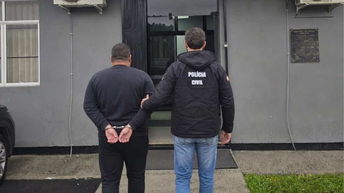 Homem é preso por tentar matar companheira e 3 filhas ao jogar carro contra poste em SC