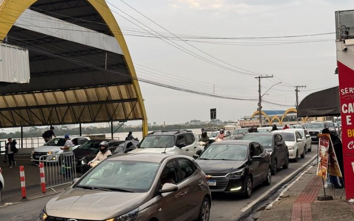 Fila do ferry boat já avança pela Beira Rio