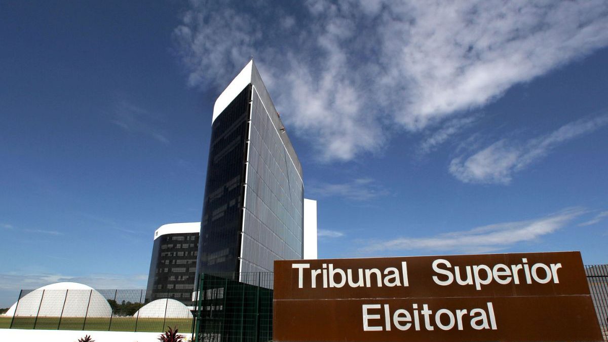 TSE suspende novas filiações partidárias após registro de Flávio Bolsonaro no Missão e tentativa de alteração envolvendo Lula