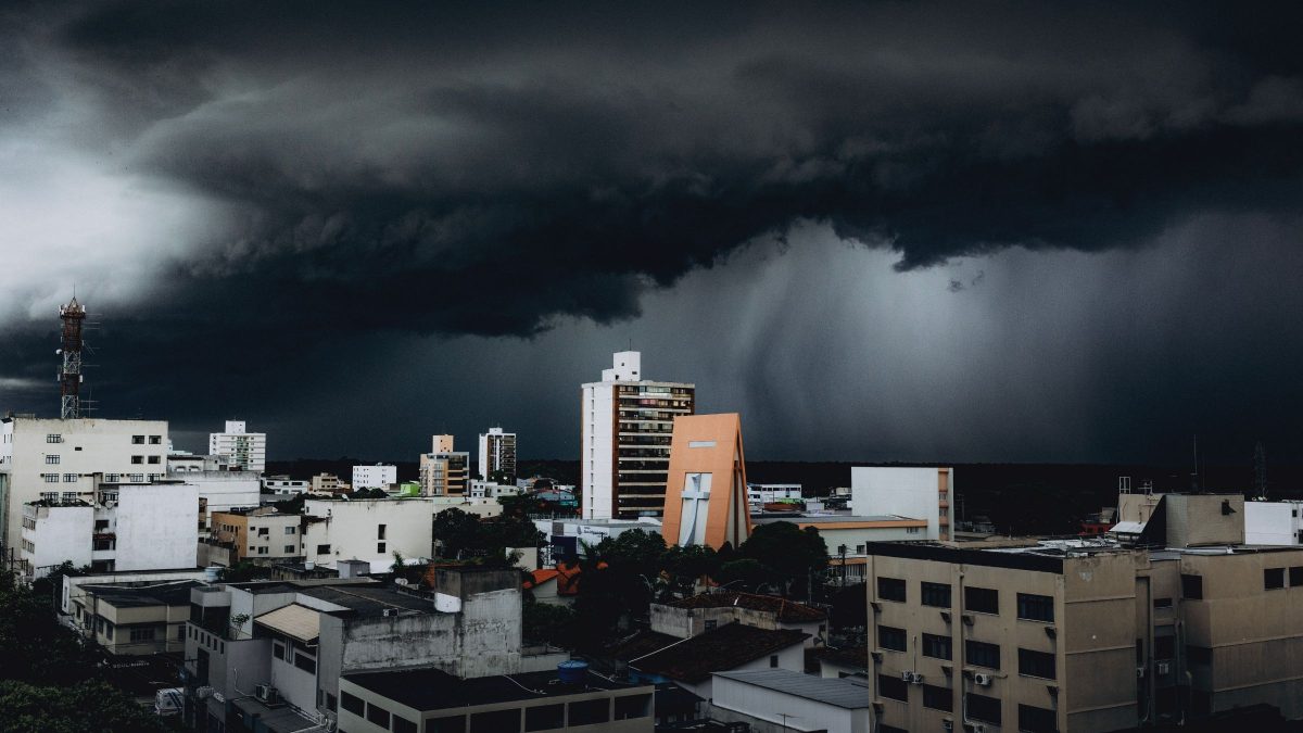 Tempestades seguem avançando pelo Brasil com alerta para ventos de até 100 km/h, chuva de 100 mm e risco de tornados