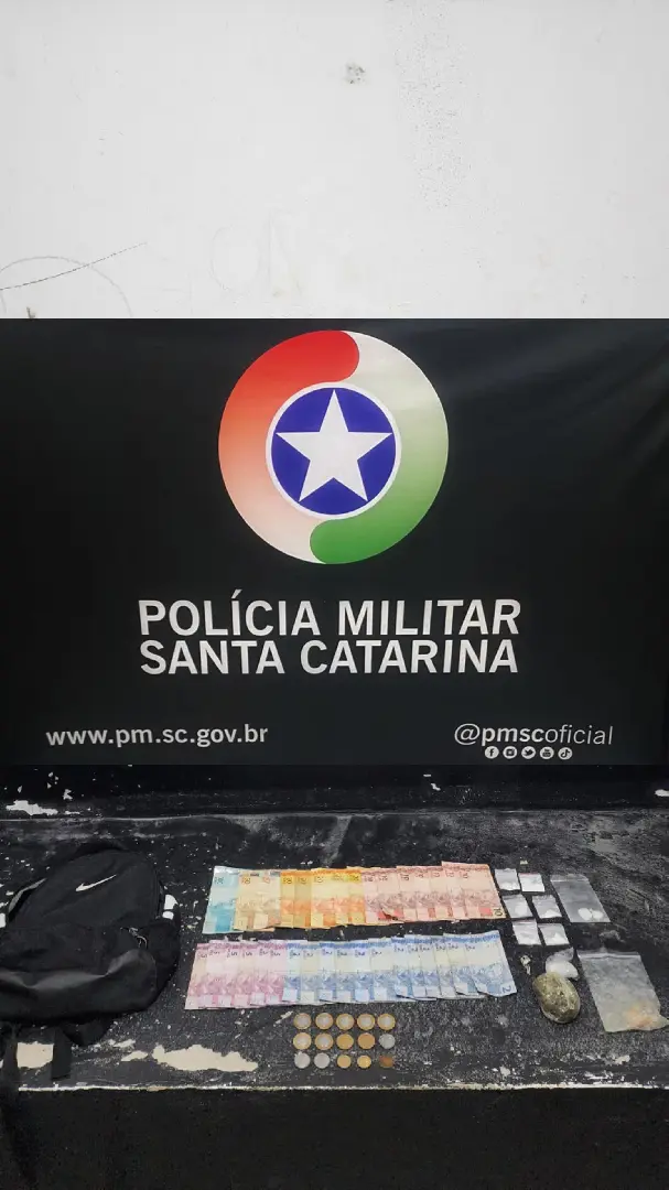 Adolescente de 17 anos é apreendido com drogas e dinheiro