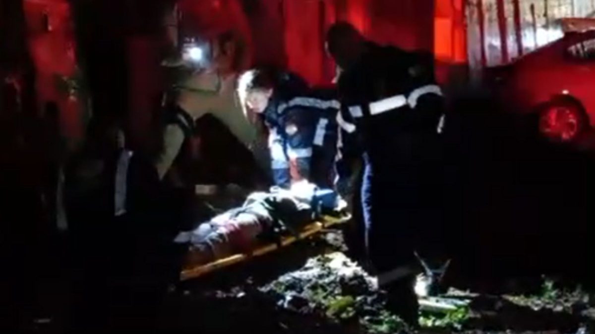 Mulher escorrega em sacada molhada pelas chuvas e cai do quarto andar de prédio em Florianópolis