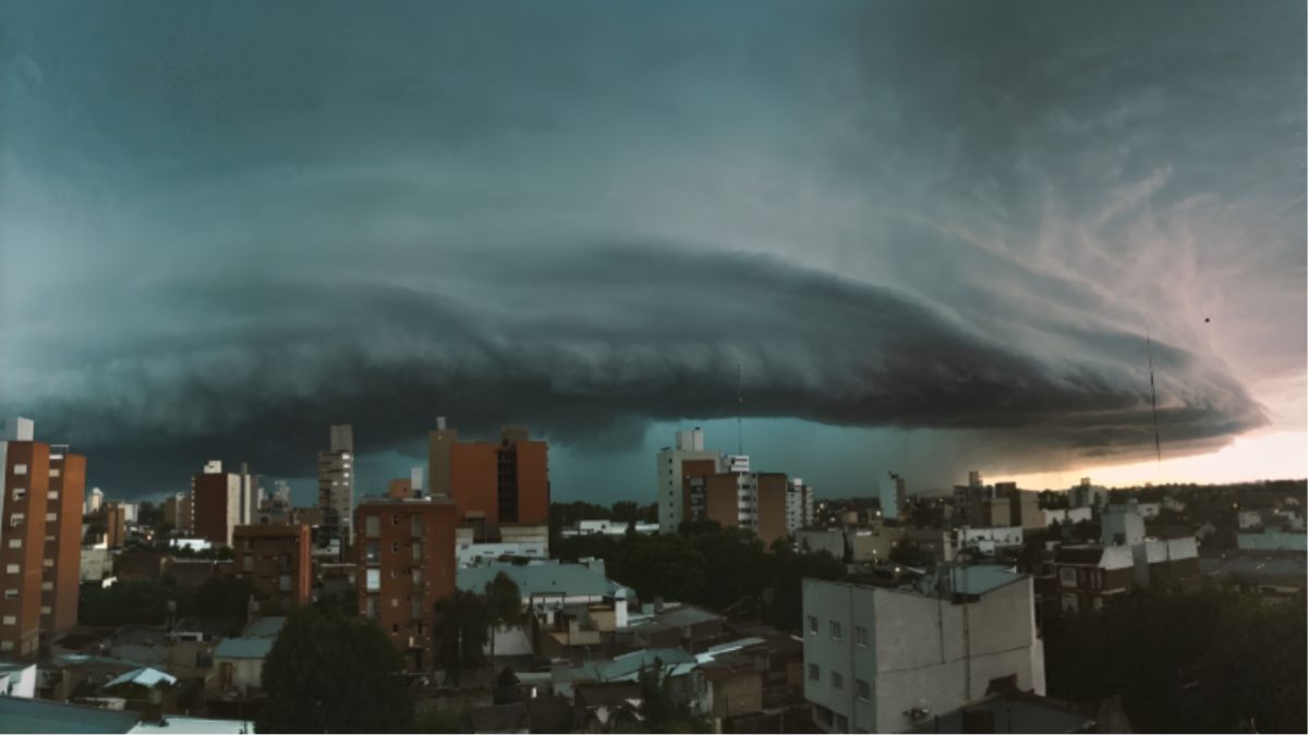 'Grande perigo': Inmet amplia alerta vermelho para temporais e calor de 32°C no fim de semana em SC