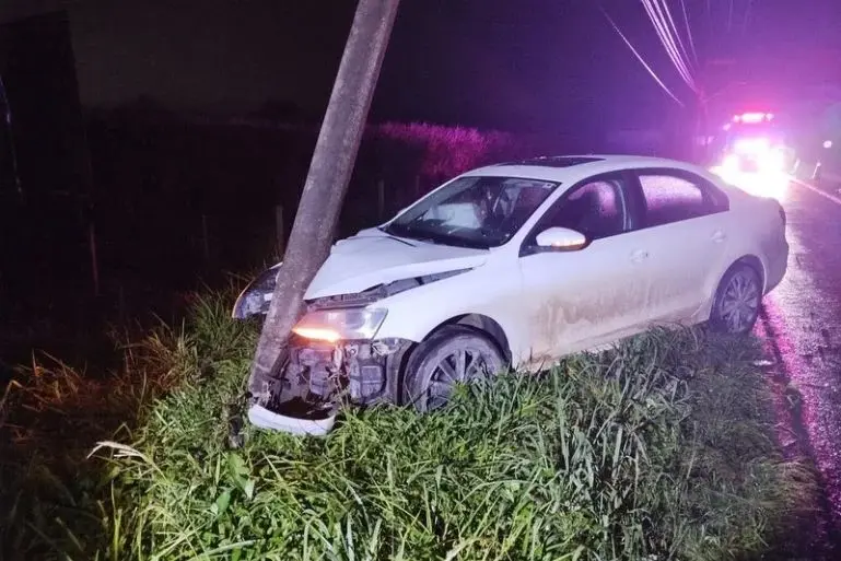 Carro atinge poste e deixa uma pessoa ferida na SC-412