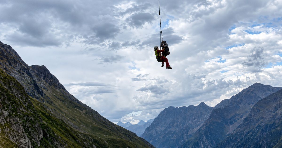 Pais se aventuram em montanha perigosa com recém-nascidos em carrinhos de bebê e se perdem na trilha; o desespero toma conta no momento em que socorristas com helicópteros são acionados