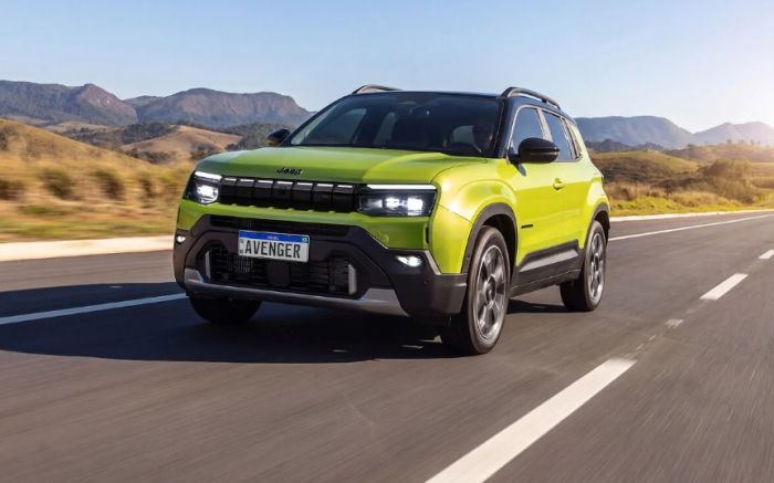 Jeep Avenger chega por R$ 114.990 e tem até ChatGPT a bordo