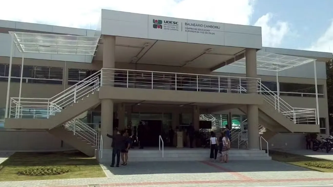 SC: polícia investiga lista de alunas 'estupráveis' feita por colegas | G1