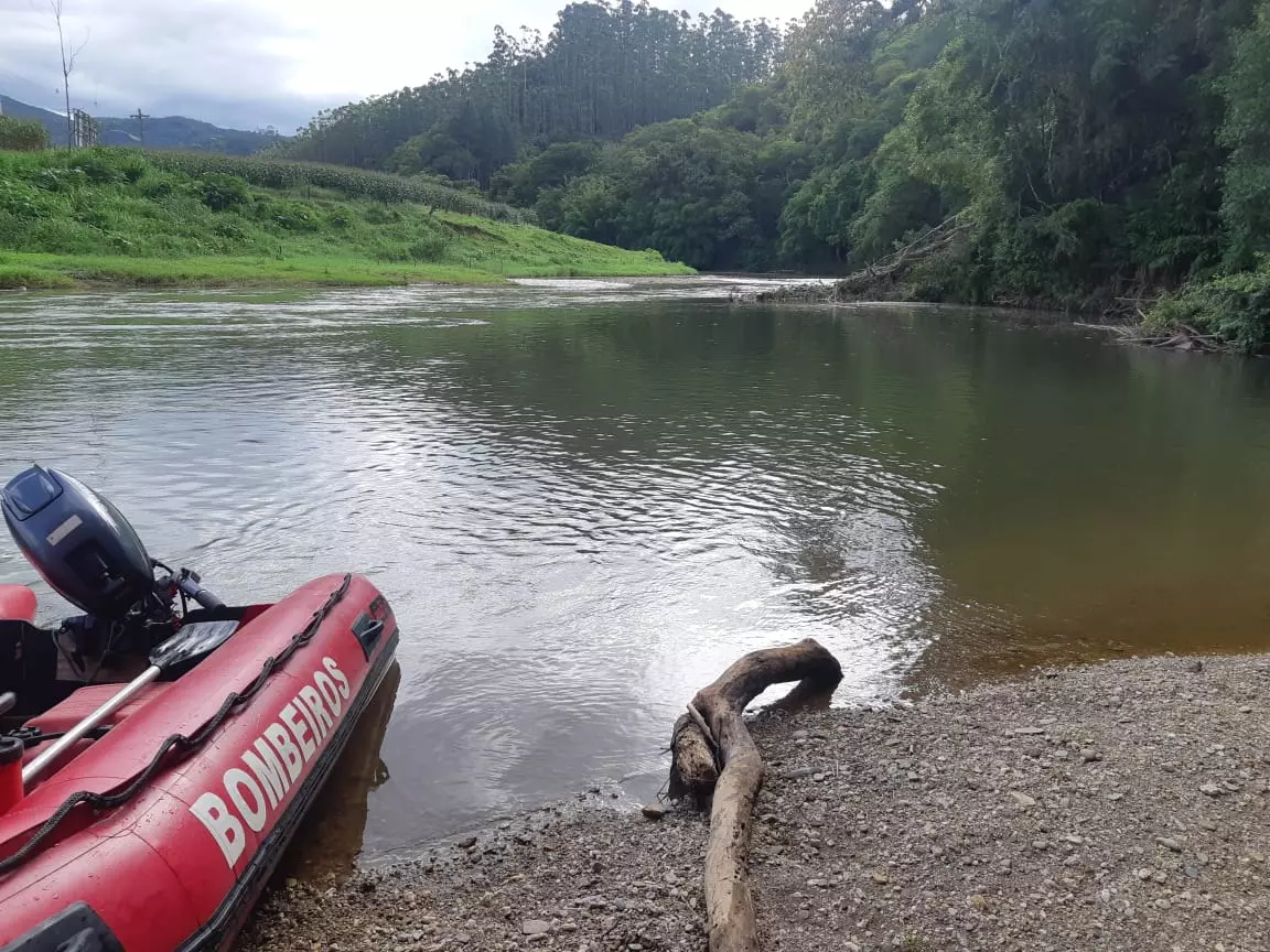 Rio sobe e interdita três pontes após fortes chuvas em cidade de SC