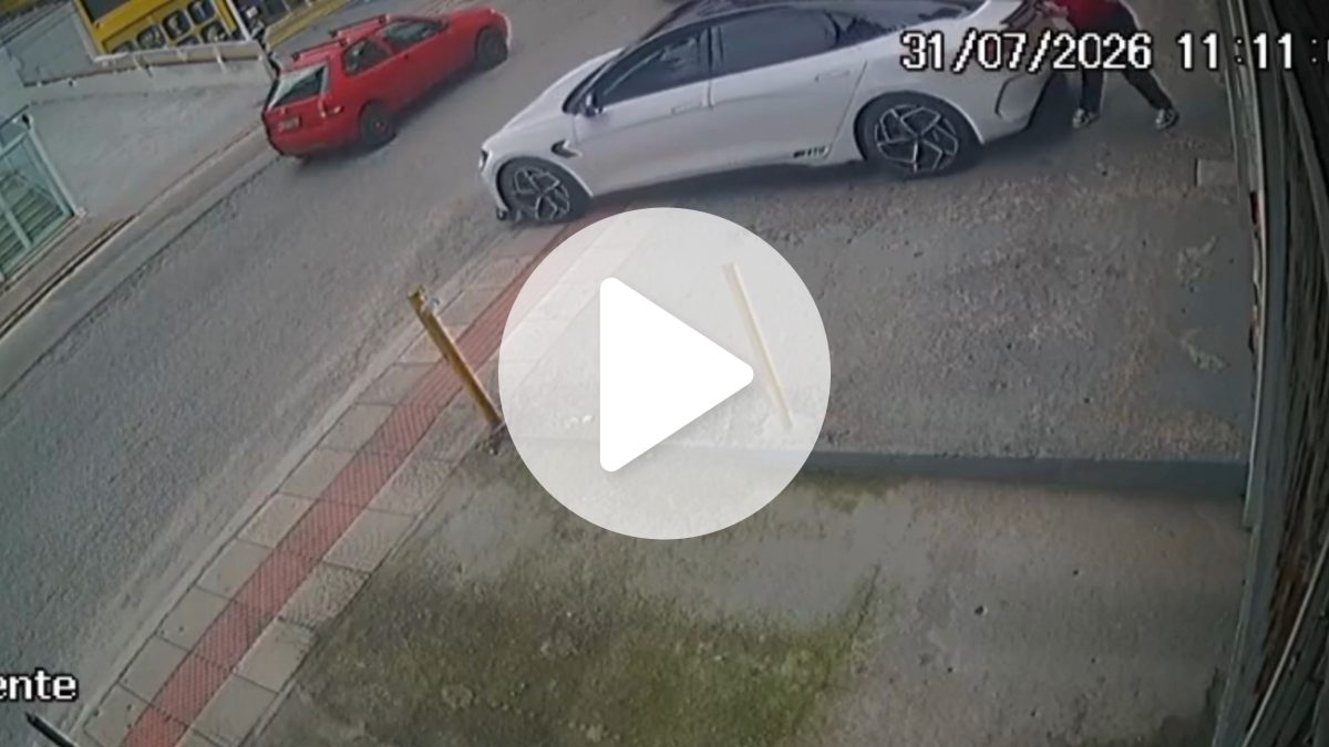 Idosa é quase prensada contra parede antes de ser empurrada ao reclamar de carro estacionado na calçada em São José