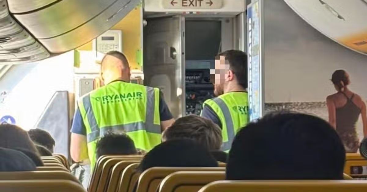 Calor extremo faz passageiros tirarem a roupa e passarem mal em avião sem ar-condicionado; a revolta toma conta no momento em que a aeronave atrasa mais de uma hora para decolar