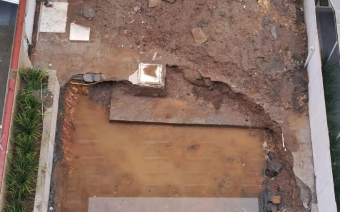 Moradores denunciam obra de piscina de condomínio que teria virado foco de dengue