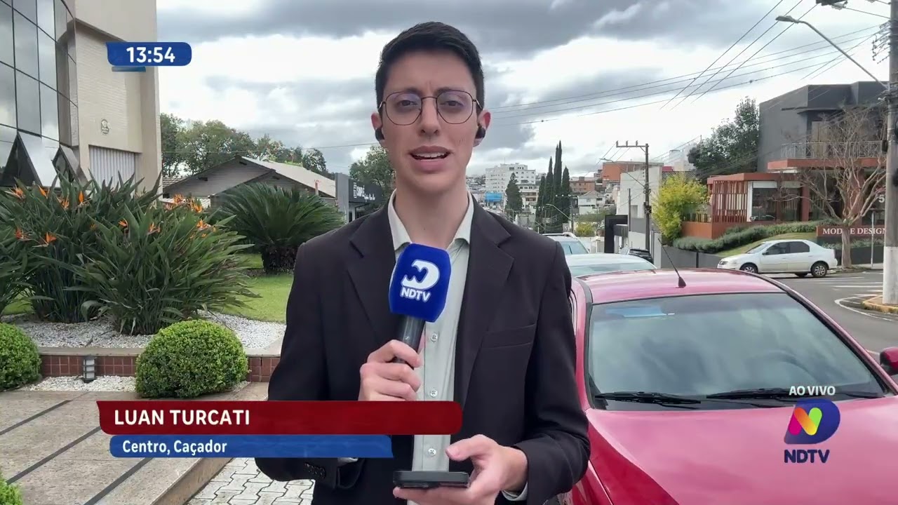 Carro rompe muro e invade garagem de casa em Campos Novos