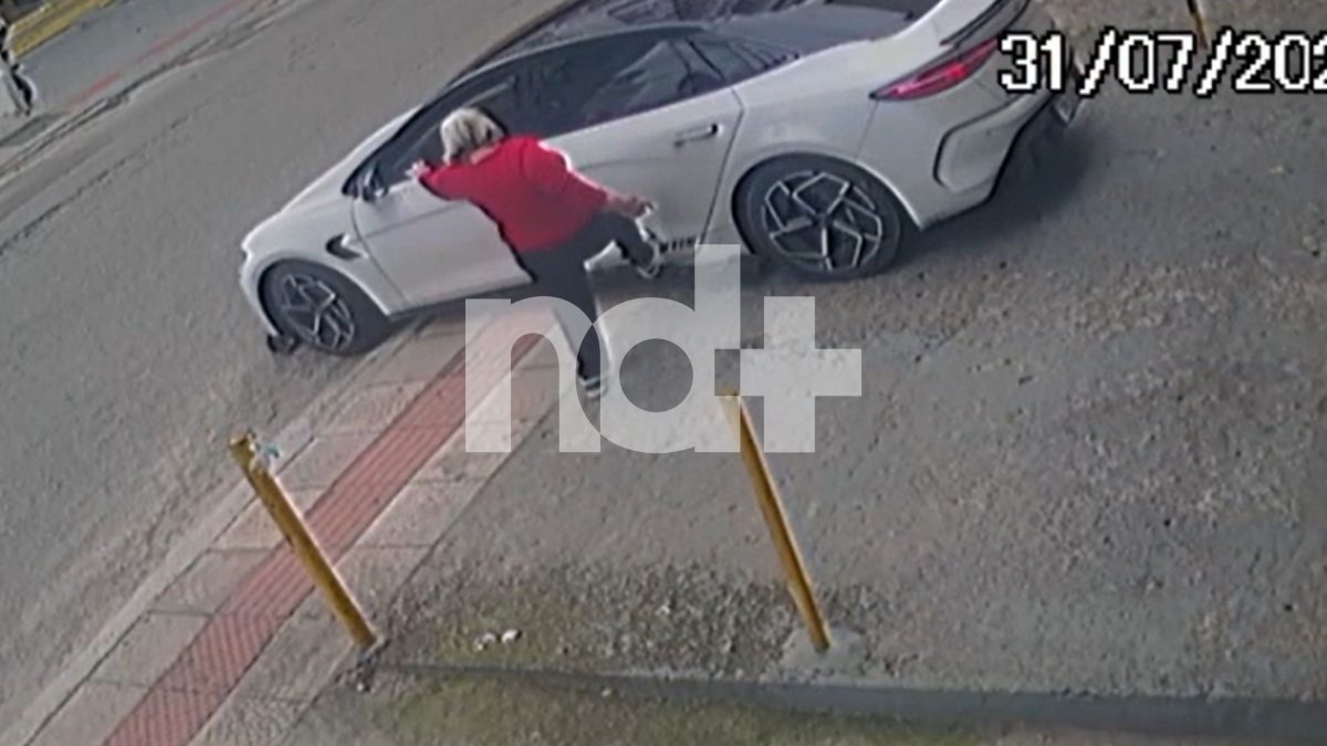 Idosa chuta carro em movimento antes de ser empurrada na calçada em São José; veja o vídeo