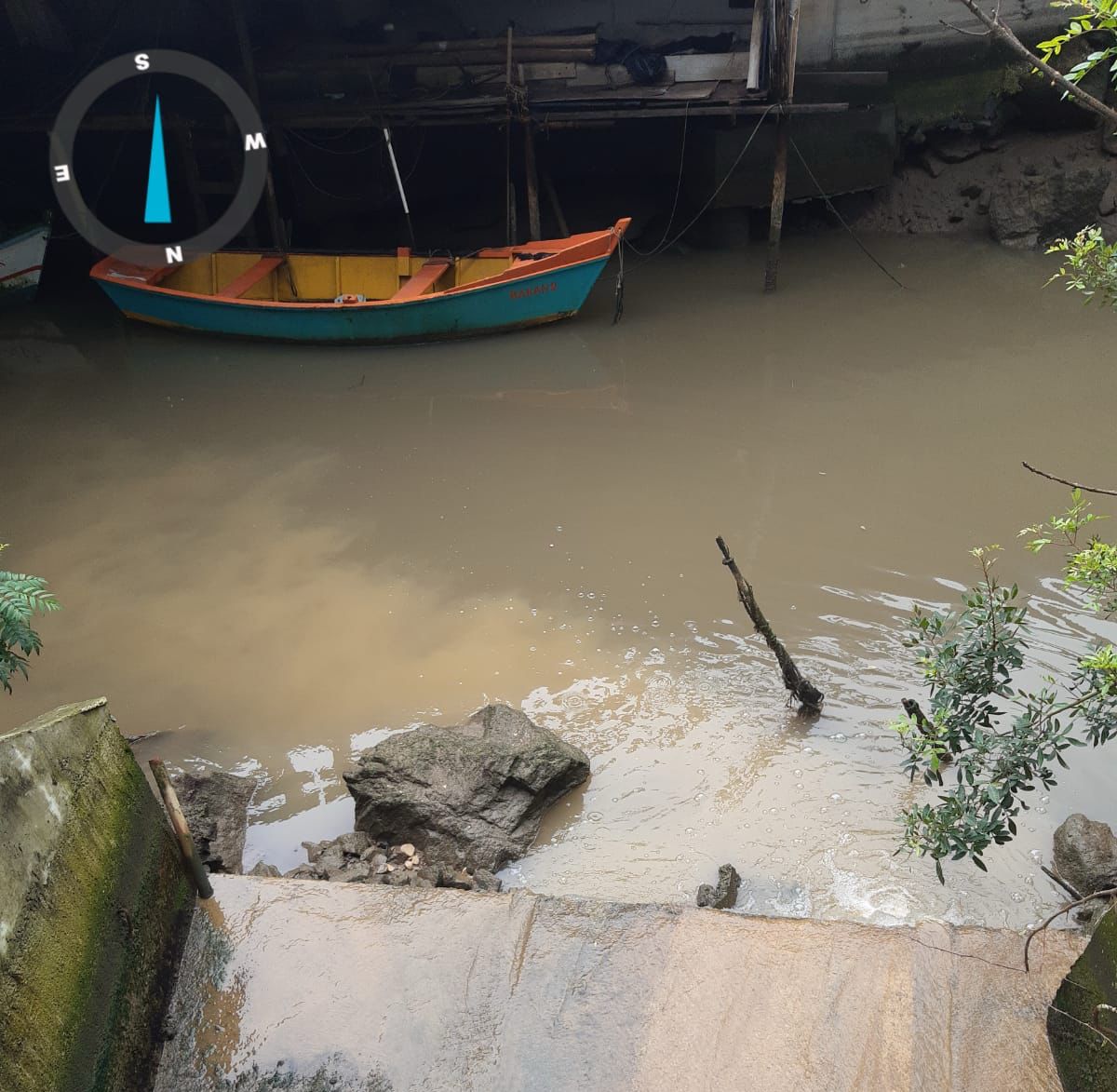 Moradores registram água com aspecto barroso saindo de tubulação no Rio Marambaia