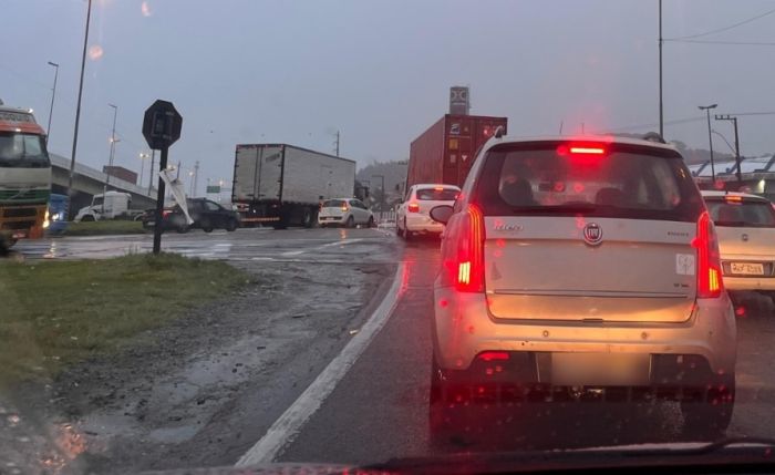 BR 101 tem mais de 10 km de lentidão nos dois sentidos