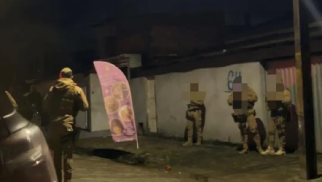 Homem morre baleado após avançar com faca contra policial