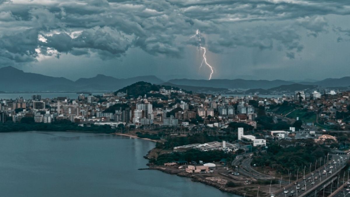 El Niño não dá trégua, 100 mm de chuva podem cair em SC até meio-dia deste sábado (15) e bombeiros estão em alerta