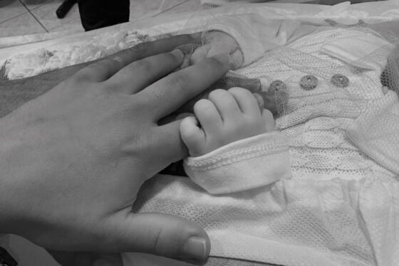 “Entrei com meu bebê nos braços e saí sem ele”: Mãe de bebê que morreu após ser levado ao Hospital de Camboriú pede justiça