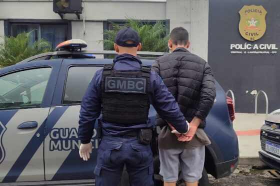 Homem furta bicicleta, cai durante fuga e é detido por populares em BC