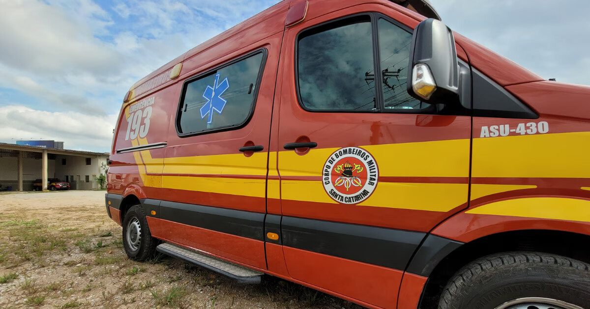 Colisão entre carros deixa duas pessoas feridas no Azambuja, em Brusque
