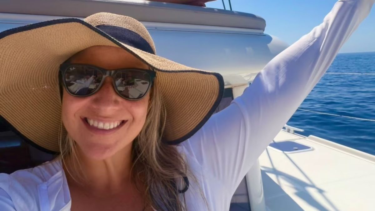 Alergia ao sol surge no 3º dia de uma viagem e deixa mulher com manchas que voltam por semanas, até dermatologista descobrir que o problema estava na luz